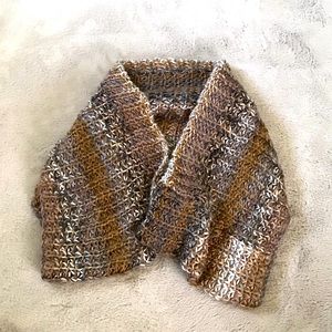 Neutral infinity scarf